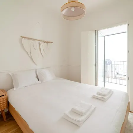 Newly Renovated 2br With Ac & Terrace | By Airnest * 리스본