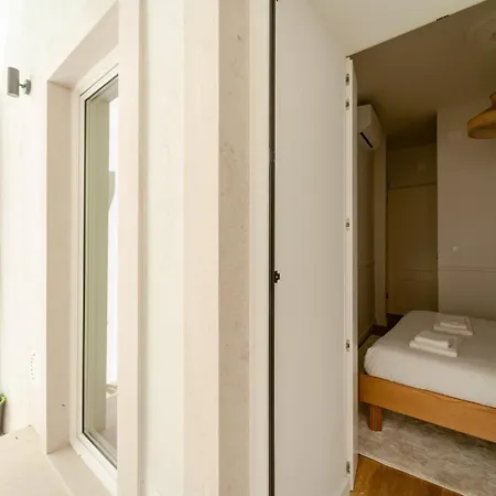 Newly Renovated 2br With Ac & Terrace | By Airnest ליסבון