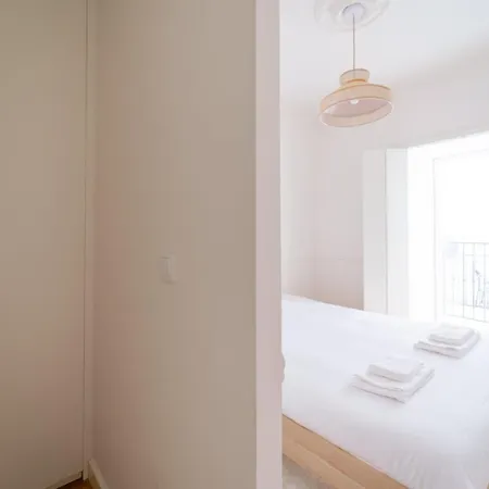 Newly Renovated 2br With Ac & Terrace | By Airnest 리스본