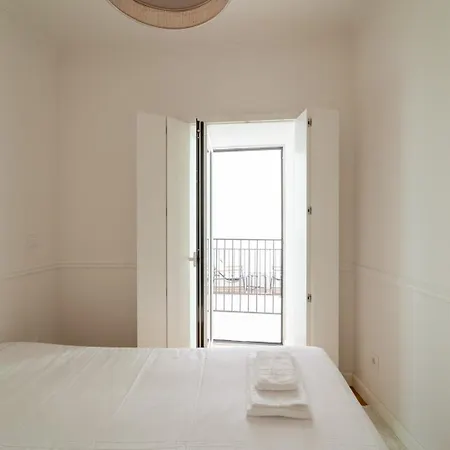 Newly Renovated 2br With Ac & Terrace | By Airnest דירה ליסבון