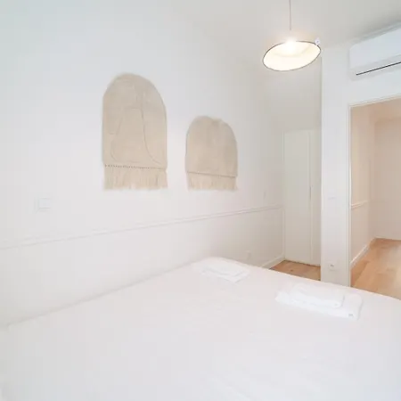 Newly Renovated 2br With Ac & Terrace | By Airnest Lisboa