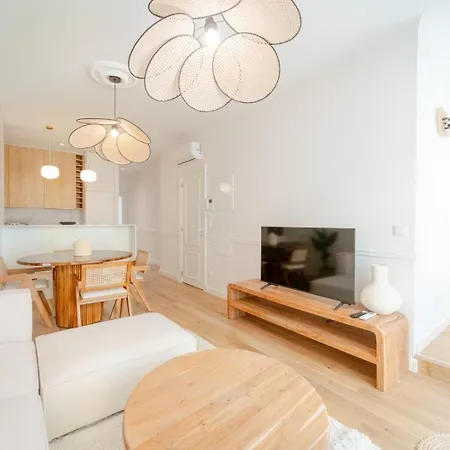 Newly Renovated 2br With Ac & Terrace | By Airnest דירה ליסבון