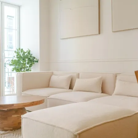 Newly Renovated 2br With Ac & Terrace | By Airnest * ליסבון