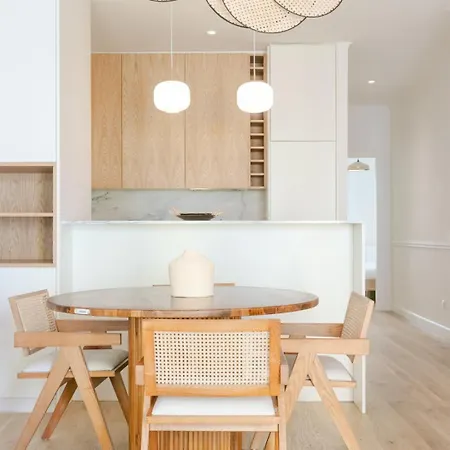 Newly Renovated 2br With Ac & Terrace | By Airnest דירה ליסבון