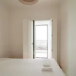 Newly Renovated 2br With Ac & Terrace | By Airnest Apartmán Lisboa